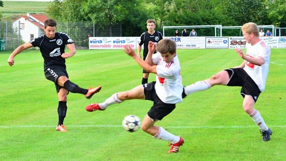 Voller Einsatz ist Pflicht, will der FC/DJK Weißenburg auch gegen Rain/Lech die Sensation schaffen. F: Heubeck.