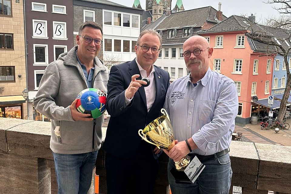 Haben erfolgreich gelost: Dirk Gärtner (links), Bürgermeister Reiner Breuer (Mitte) und Reinhold Dohmen (rechts).