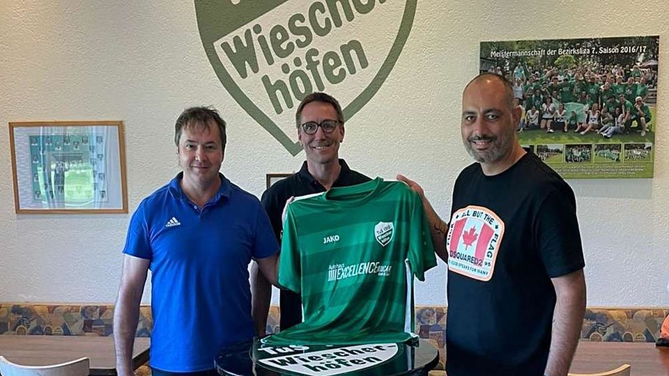 Recep Alkan (rechts) und Thomas Holdack (links) bilden das neue Trainerduo. In der Mitte TuS-Vorsitzender Marc Lapcevic.