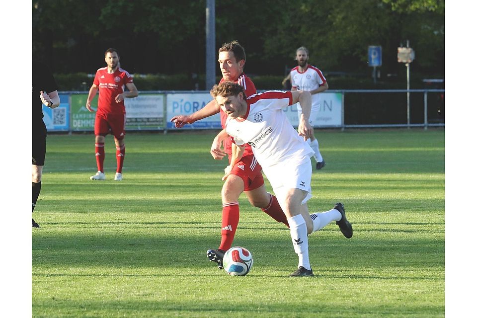 Tom Pföderl (rot) vs David GretschmannFußball, Bezirksliga Süd, SV Bad Heilbrunn vs SV Raisting 0:0, 29.04.2026, Nachholspiel
