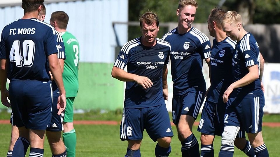 Dennis Fischl (Mitte) ist nicht mehr Trainer beim FC Moos.