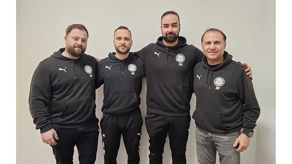 Der sportliche Leiter des FCO Metin Pektas (rechts) freut sich über die Fortsetzung der erfolgreichen Arbeit mit Zeynel Abidin Caglar (2. von rechts) und Nicola Castro (2. von links) und dankt seinem Teammanager Ali Okan Pektas für die Unterstützung.