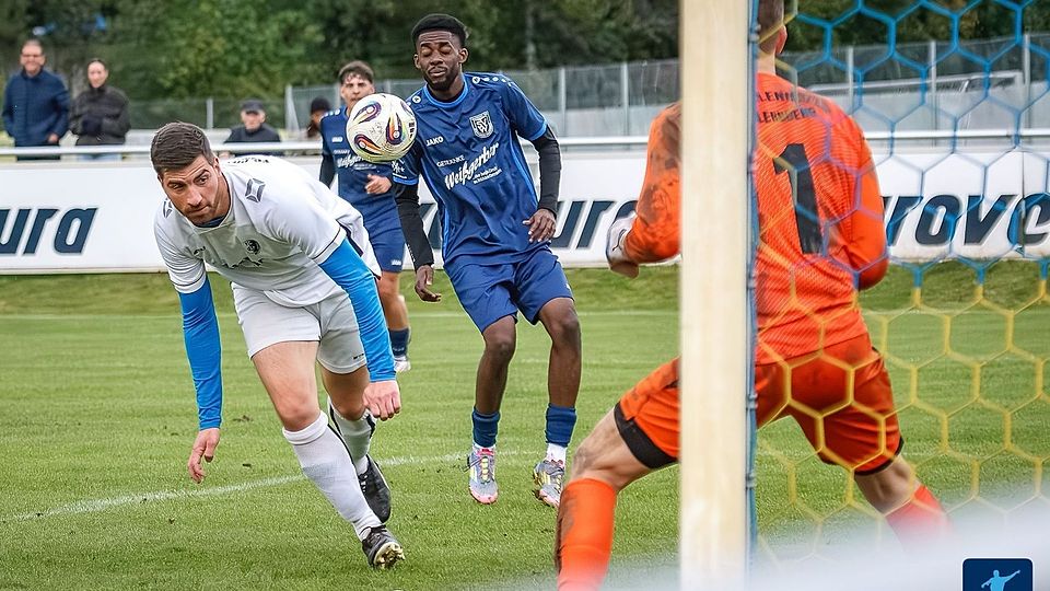 Zwei Distanztore brachten Pielenhofen (in weiß, hier in Wenzenbach) gegen Thalmassing auf die Gewinnerstraße.