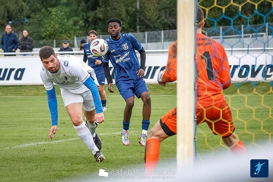 Zwei Distanztore brachten Pielenhofen (in weiß, hier in Wenzenbach) gegen Thalmassing auf die Gewinnerstraße.