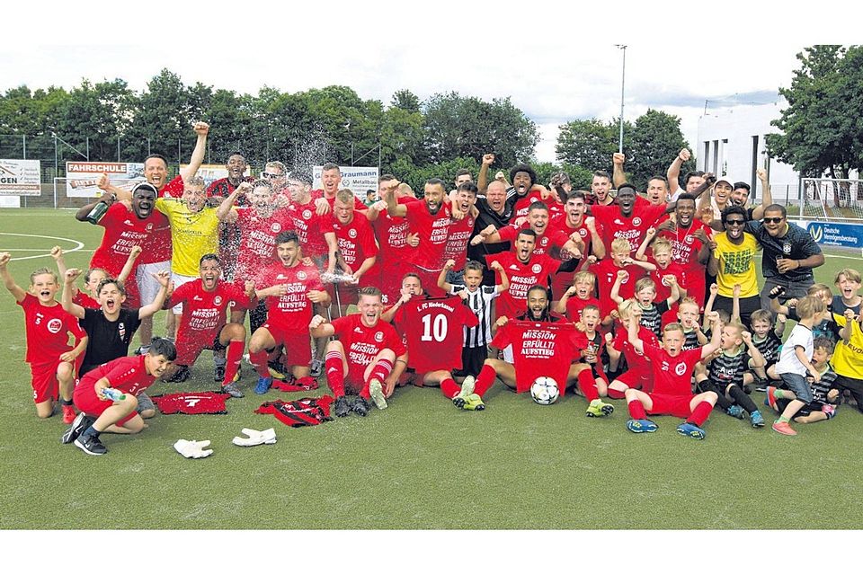 Der 1. FC Niederkassel bejubelt den Aufstieg in die Bezirksliga. 