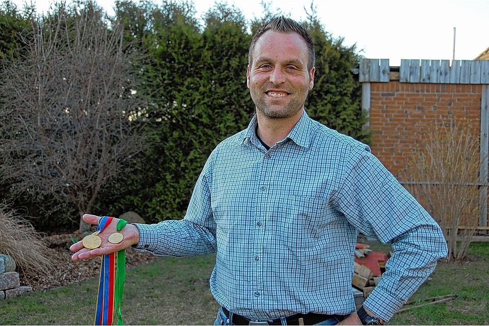 Stolz präsentiert Oliver Held Erinnerungen an seine Profi-Zeit: Die Medaillen für den Uefa-Cup-Sieg 1997 und den DFB-Pokal 2001. Foto: Jörn Saemann