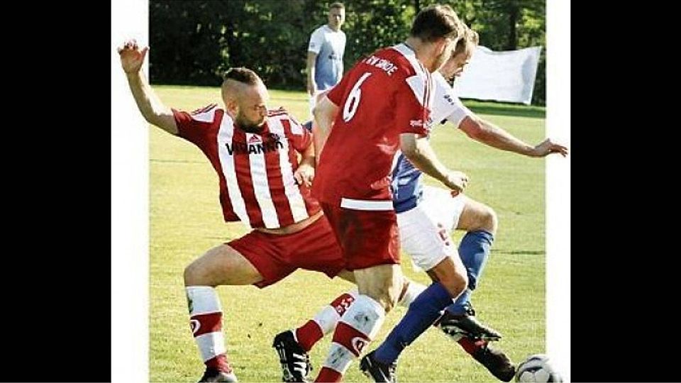 Einen schweren Stand hatte  Bezirksligist  RW Sande (rot-weiße Trikots) auch gegen Frisia Wilhelmshaven. Müller-Düring