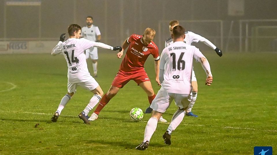 Nicht zu bremsen: Kai Gayer (in der Bildmitte) gelang kurz vor Schluss das Sieg bringende Tor zum 3:2 für die SG Ellscheid in Schoden. 