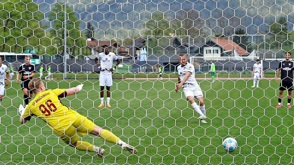 Diese Chance lässt er sich nicht nehmen: Maximilian Heringer verwandelt präzise zum 3:0.