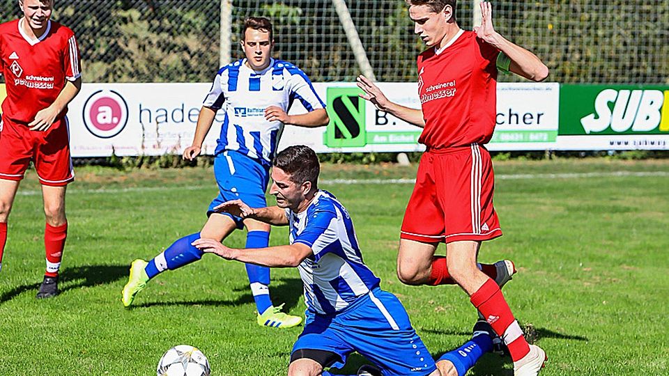 Mit 19 Jahren bereits Kapitän: Luis Ball (rechts), hier im Duell mit Sinnings Julian Stachel, führt die junge Mannschaft des TSV Ober-/Unterhausen an.