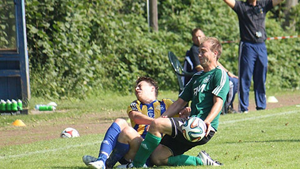 Este-Trainer Rossen Atanassov (im Hintergrund) war sehr enttäuscht von der Leistung seiner Mannschaft in Hälfte eins. Im Derby gegen Finkenwerder waren die TuS-Spieler bis zur 2:0-Pausenführung, auch der Endstand, wacher und aggressiver. Hier bekommt das René Kremer (links) zu spüren. Foto Bröhan