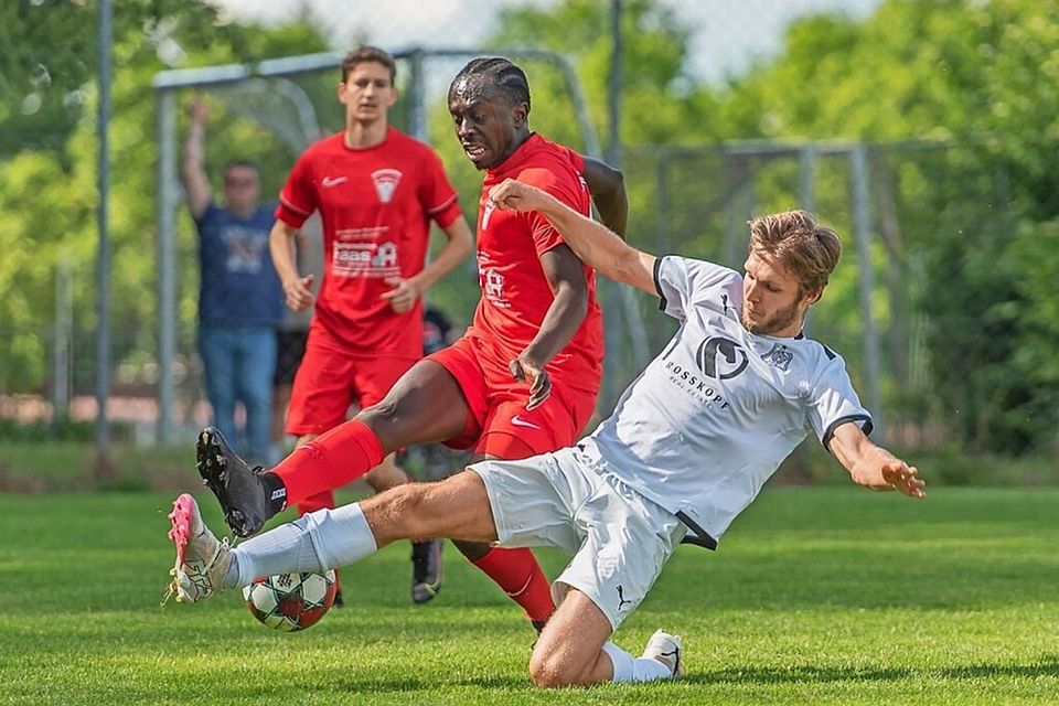 Das Abstiegsduell zwischen dem SV Ballrechten-Dottingen und dem Freiburger FC II war von hoher Intensität geprägt. Hier blockt FFC-Spieler Finn Buttler (weißes Trikot) einen Schuss von Jose Ngonge Mboyo.
