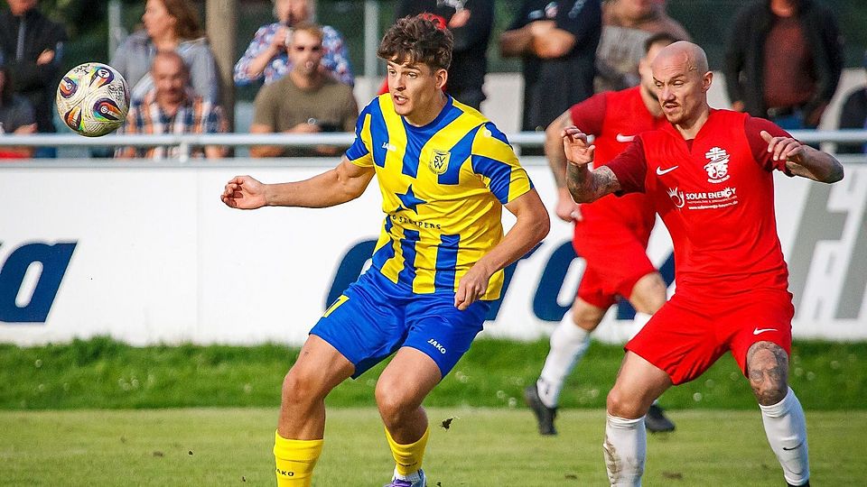 Bene Frey (links) und der SV Wenzenbach setzten sich im Hinspiel knapp mit 2:1 gegen Sven Hofmanns Regenstaufer durch.