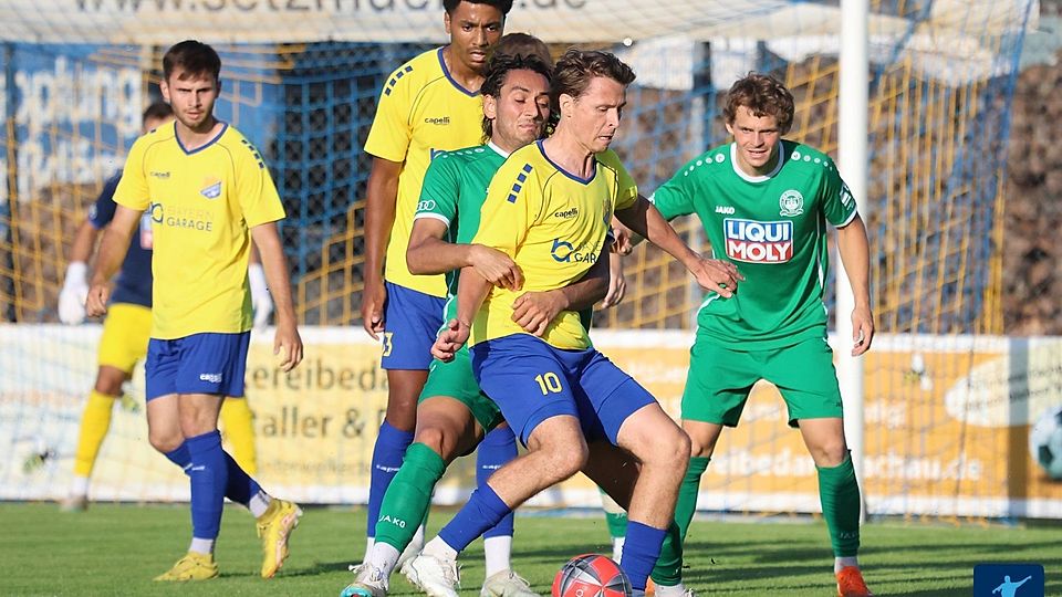 Johannes Müller (im Vordergrund am Ball) übernimmt beim FC Pipinsried die Position des Sportlichen Leiters