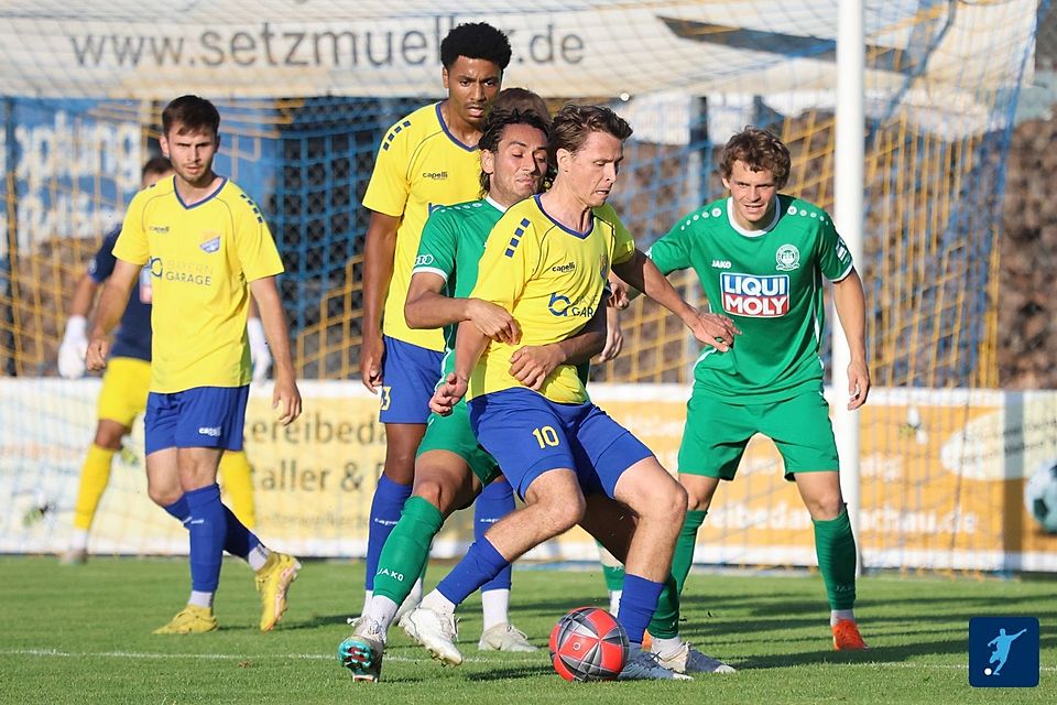 Johannes Müller (im Vordergrund am Ball) übernimmt beim FC Pipinsried die Position des Sportlichen Leiters