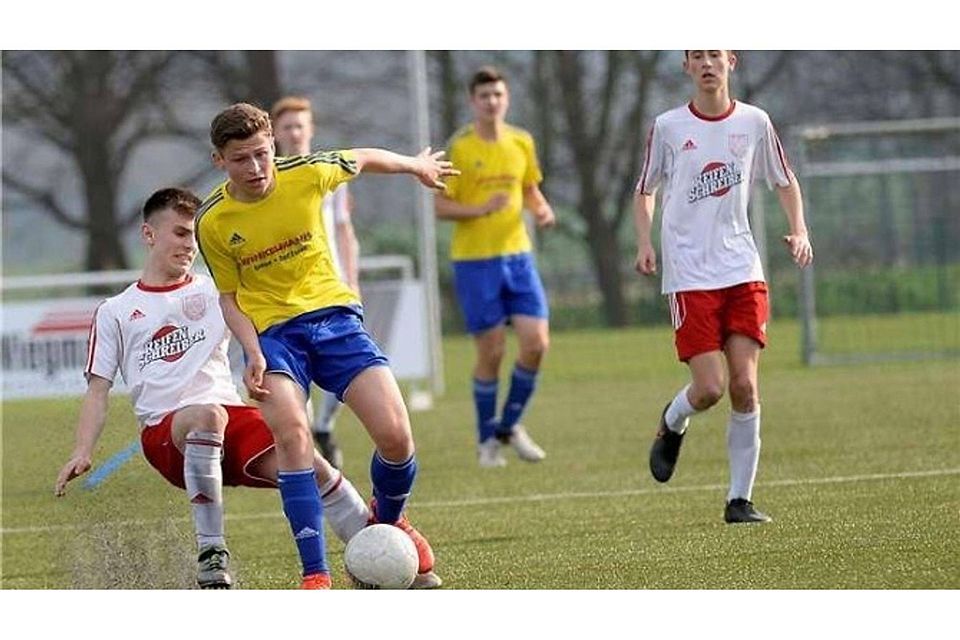Zweifacher Torschütze für den FCR Bramsche war in Holdorf Sasha Stach (vorne, in Gelb). Foto: BN-Archiv
