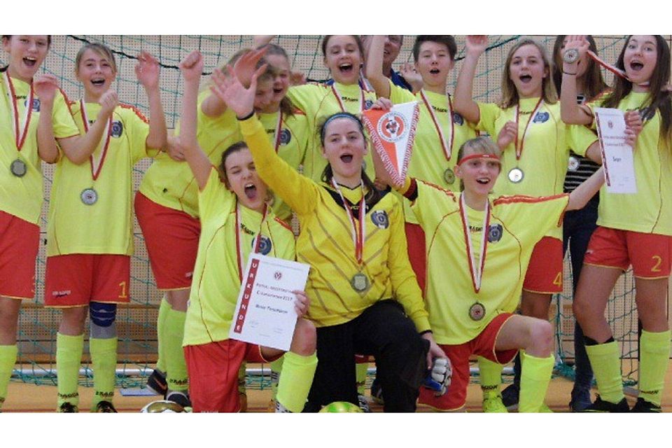 Jaaaa: Die Mädchen des Storkower SC freuen sich in der heimischen Softline-Arena über den Landesmeistertitel im Futsal der Fußball-C-Juniorinnen.  ©Ilona Hummel
