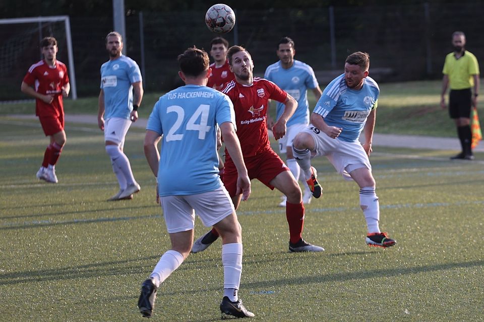 Im Hackenheimer Mittelfeld zog Kapitän Christoph Menger (blaues Trikot) gewohnt die Fäden.