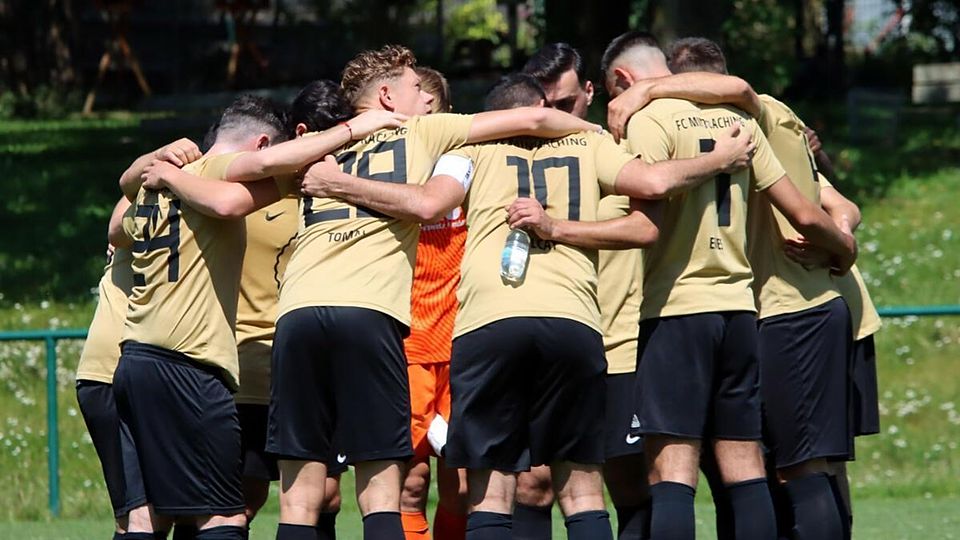 Einschwören auf die neue Saison: die Mannschaft des FC Mintraching vor dem Heimspiel gegen Unterbruck II.