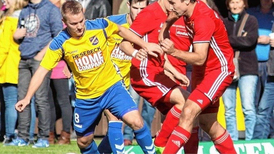 Schneller geschaltet: Rehers Andreas Tank (rechts) kommt hier vor dem Todesfelder Sebastian Bruhn an den Ball.