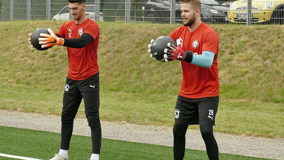 Die beiden Torhüter Julian Bibleka (links) und Niklas Knopf haben ihre Verträge beim 1.FC Kaan-Marienborn verlängert.