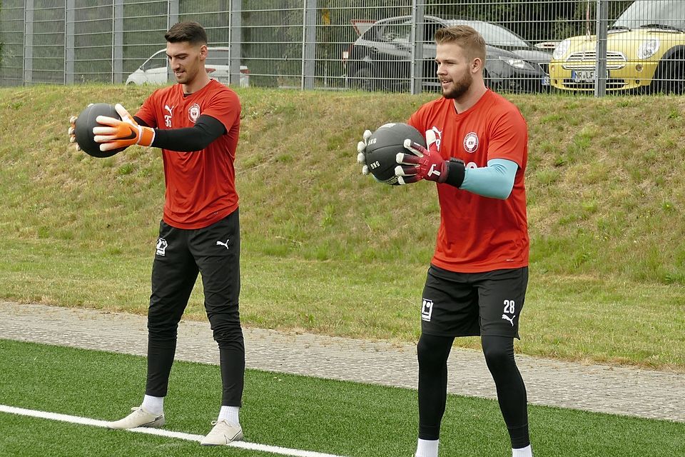 Die beiden Torhüter Julian Bibleka (links) und Niklas Knopf haben ihre Verträge beim 1.FC Kaan-Marienborn verlängert.
