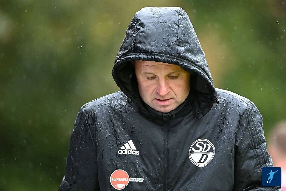 Gesenkter Kopf im Regen: So hatte sich Donaustaufs Cheftrainer Franz Koller das Pokalspiel im Norden Münchens nicht ausgemalt.