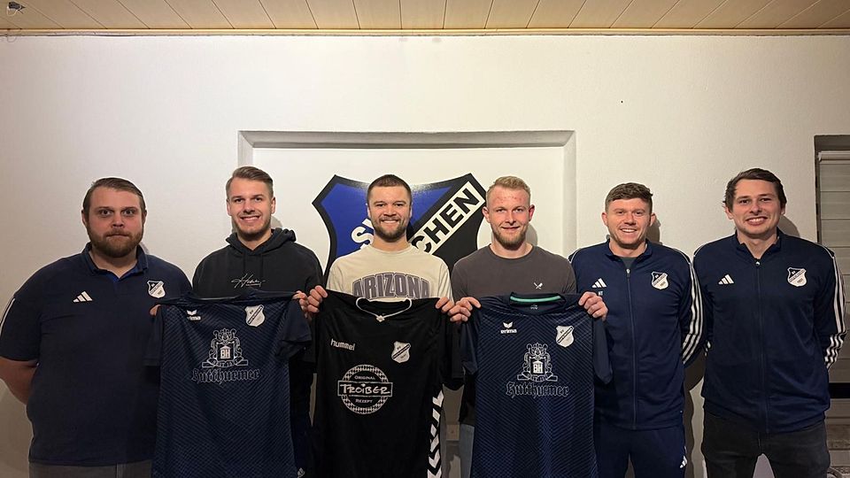 Die Verantwortlichen des SV Hofkirchen und ein Teil ihrer Winter-Neuzugänge 
