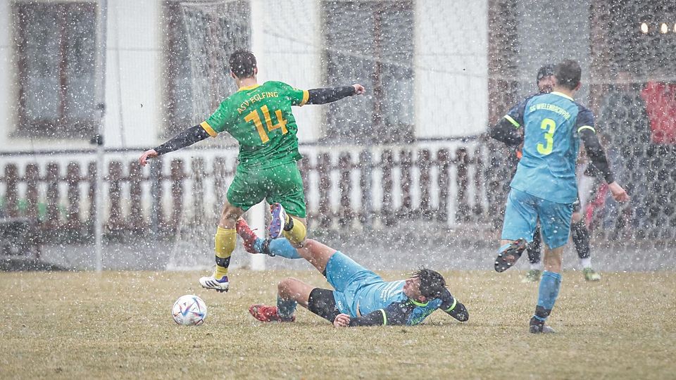 Landkreisduell im Schneegestöber: Das Foto zeigt einen Zweikampf zwischen Eglfings Josef Miller (l.) und Patrick Sautter von der SG Wielenbach/Pähl.