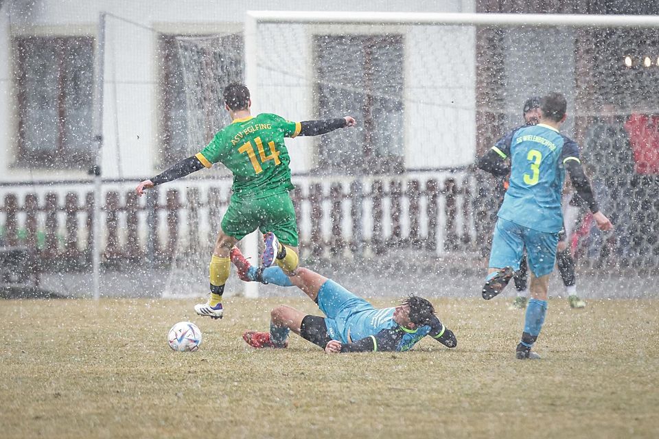 Landkreisduell im Schneegestöber: Das Foto zeigt einen Zweikampf zwischen Eglfings Josef Miller (l.) und Patrick Sautter von der SG Wielenbach/Pähl.