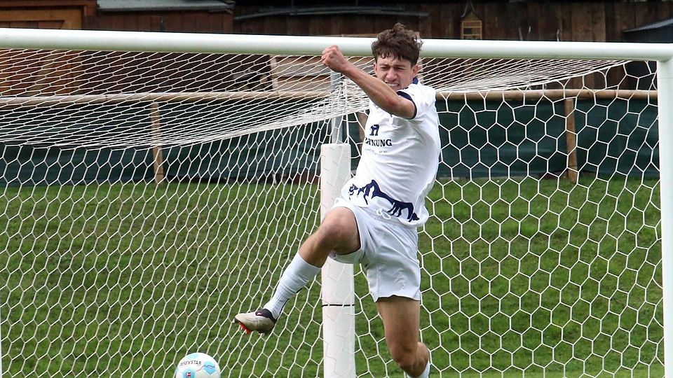 Hat allen Grund zum Jubeln: Lukas Ende feiert einen Hattrick gegen Traunstein.