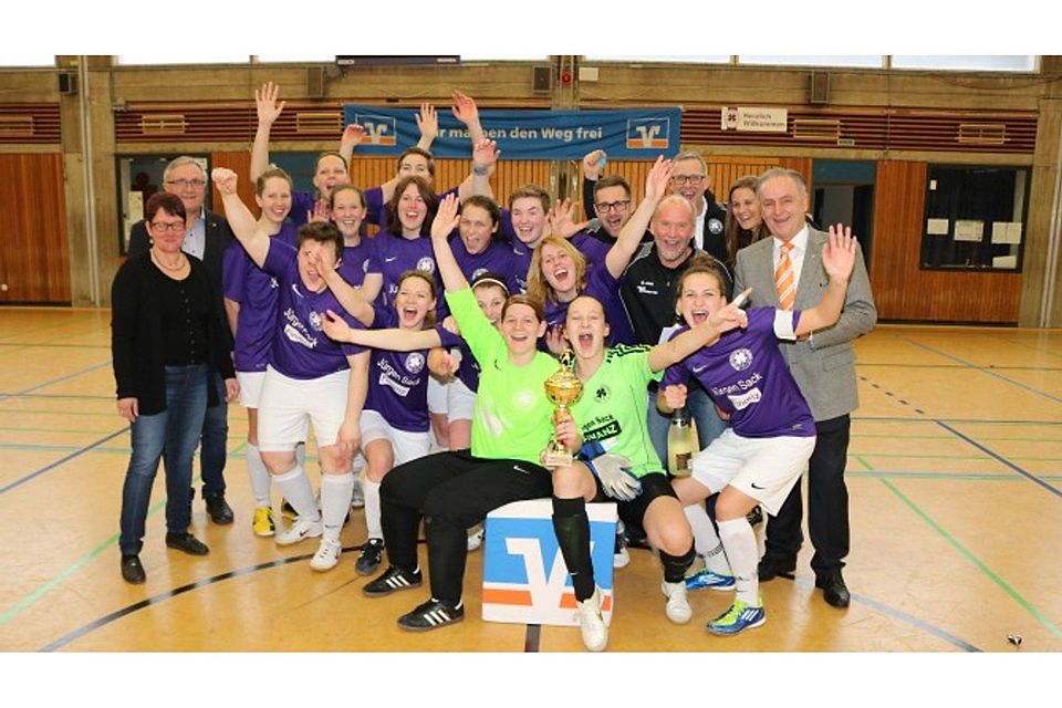 So sehen Sieger aus: Die Damen des SC Drolshagen feierten ausgelassen den Sieg beim Hallenmasters und stoppen so die Siegesserie des FC Finnentrop. Foto: leem