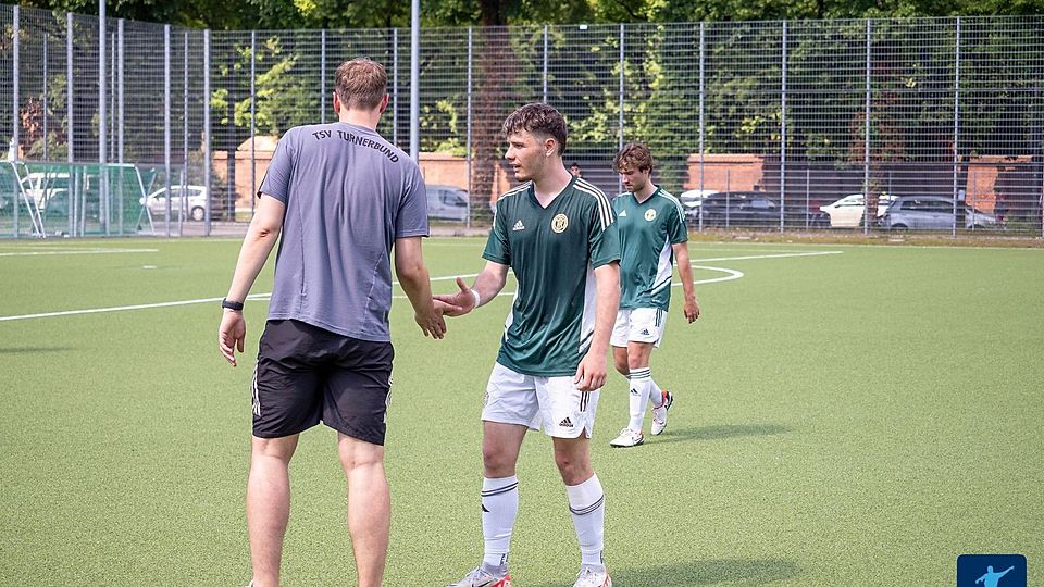 Torjäger Luis Paffenholz gratuliert Coach Markus Dürr