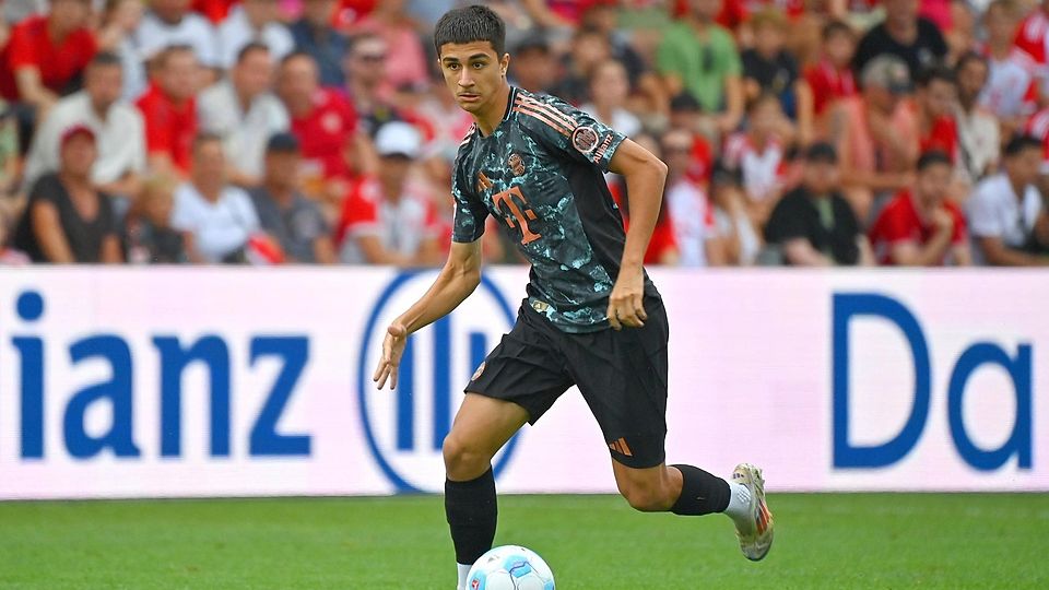 Adin Licina bei einem Bayern-Testspiel in Aktion