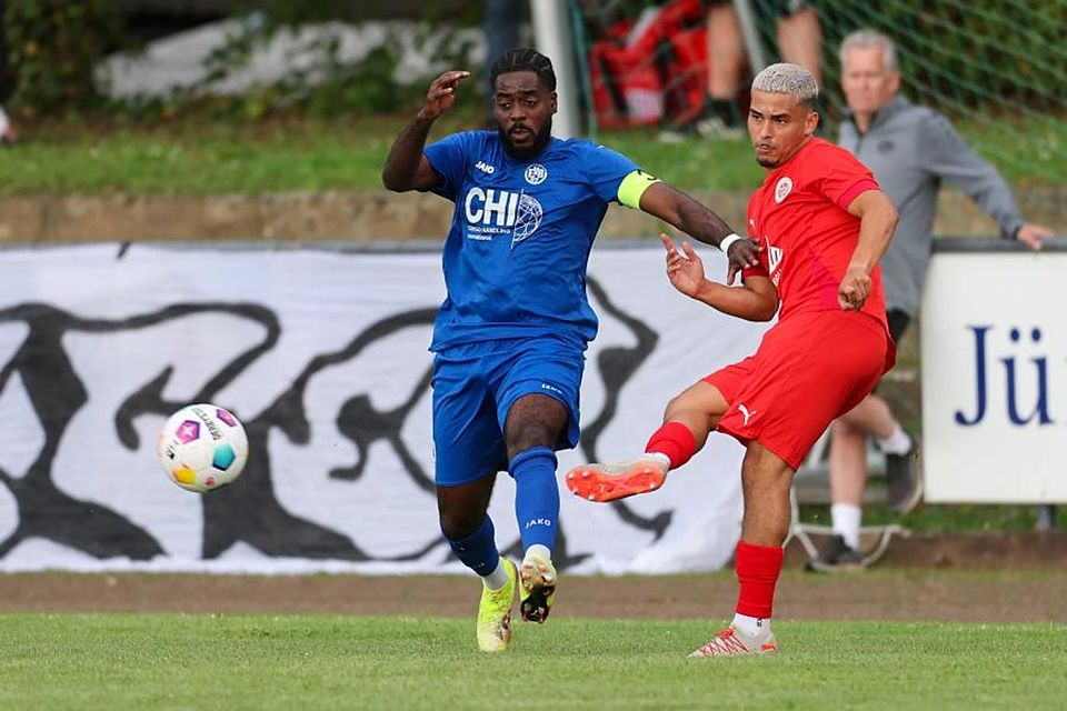Biebrichs Kapitän Derrick Amoako (links) versucht Nazim Khababa (Türkischer SV) beim Pass zu stören. Foto: Frank Heinen / rscp Biebrichs Kapitän Derrick Amoako (links) versucht Nazim Khababa (Türkischer SV) beim Pass zu stören. Foto: Frank Heinen / rscp
