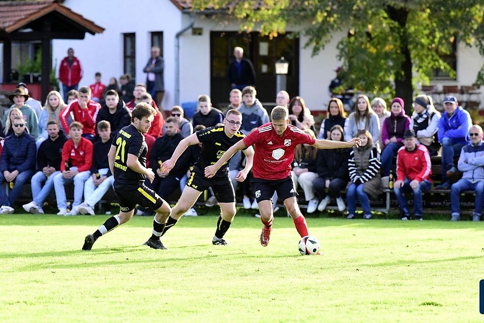 Der TSV Mamming (in schwarz) konnte dem TV Reisbach die erste Saisonniederlage zufügen.