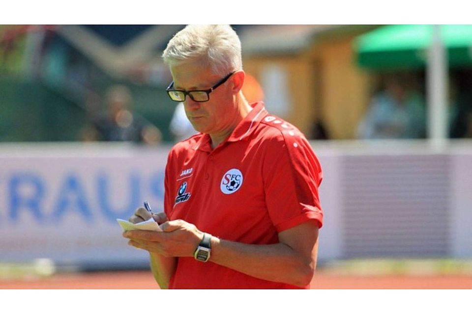 Musste viel notieren: FCS-Trainer Esad Kahric. F: Dieter Latzel