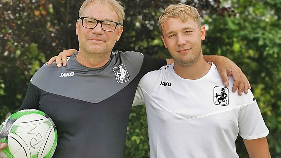 Ex-Fußball-Profi Peter Gartmann startet am Samstag mit den Juniorinnen des TSV Schwaben Augsburg in die neue Bundesliga-Saison. Als Co-Trainer hat er sich seinen Sohn Elias an die Seite geholt.