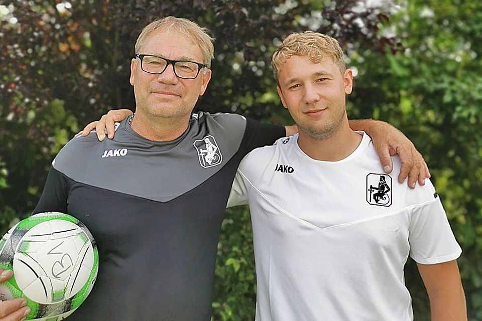 Ex-Fußball-Profi Peter Gartmann startet am Samstag mit den Juniorinnen des TSV Schwaben Augsburg in die neue Bundesliga-Saison. Als Co-Trainer hat er sich seinen Sohn Elias an die Seite geholt.