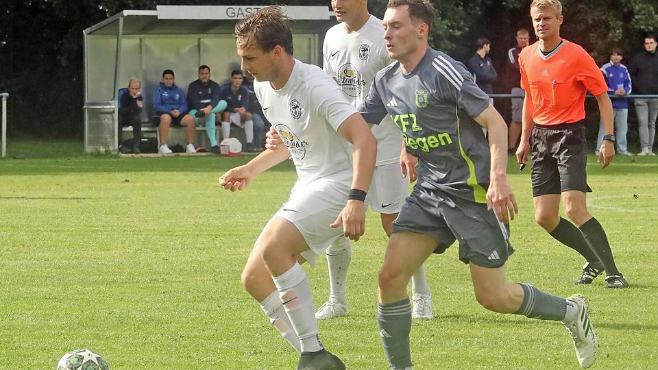 Wiedersehen: Der VfL Denklingen (in Weiß, links Raphael Zwerschke) und der TSV Geiselbullach trennten sich im ersten Saisonspiel mit einem 1:1-Remis.