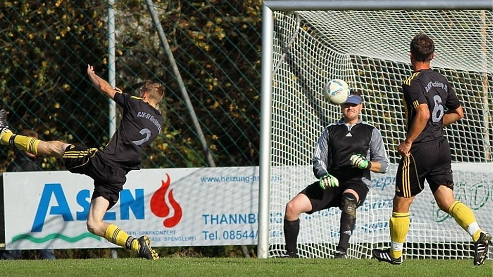 Keeper Stefan Winter (Mitte) gibt seinem Kirchberger Team den nötigen Rückhalt und absolviert bisher eine überzeugende Runde          Foto : Werner Grübl
