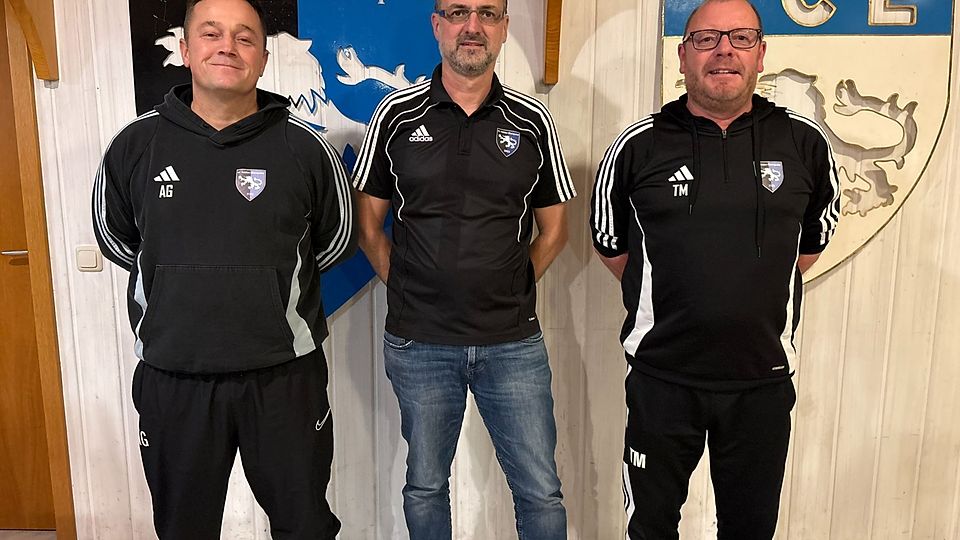 Bereits jetzt laufen bei der Jugendabteilung des FCVE die Planungen für die kommende Saison. (Stehend v.L.: A-Jugend Trainer Alex Gruber mit den beiden Jugendleitern Stefan Irl und Thomas Most. Fehlt: A-Jugend Trainer Thomas Schellner)