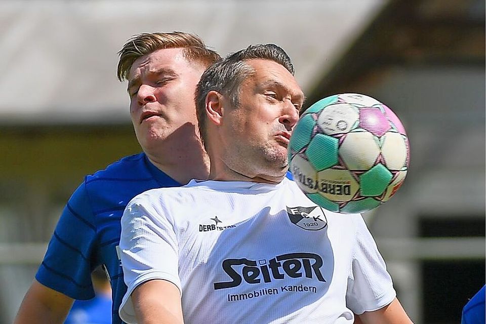 Tim Großklaus, Spielertrainer und Torjäger des FC Kandern (rechts), schirmt den Ball gegen Maik Rütschlin vom SV Karsau ab.  | Foto: Gerd Gründl