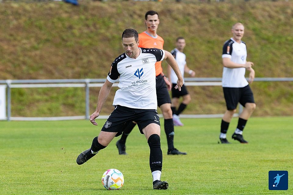 Dominik Schmöller (am Ball) ist nun alleinverantwortlicher Trainer der SpVgg GW Deggendorf