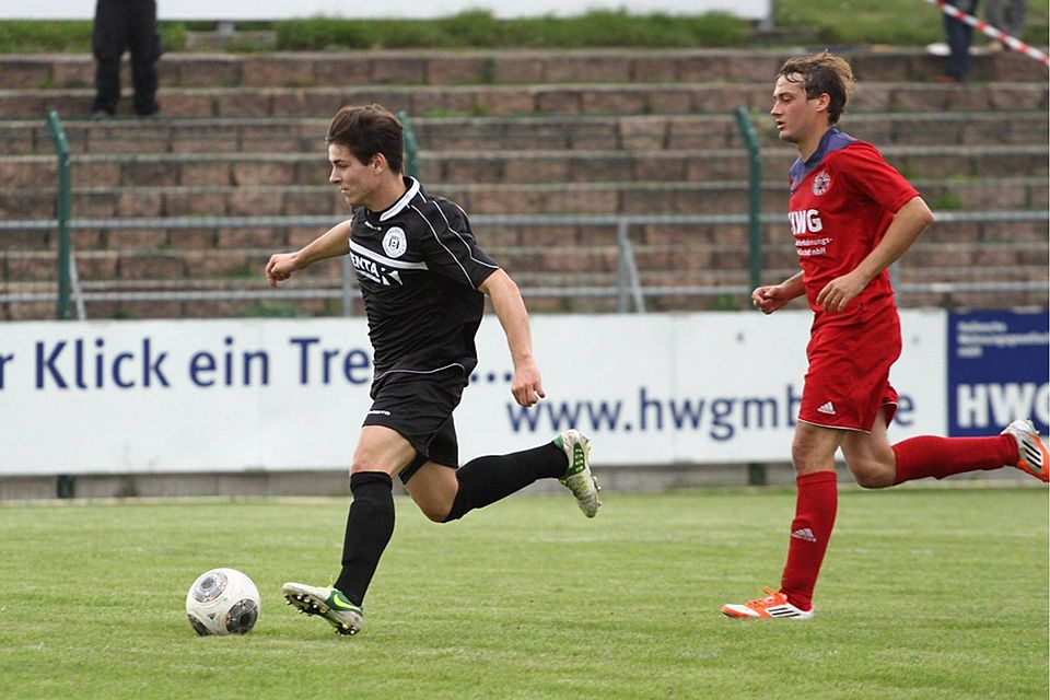 Georg Ströhl (rot, hier im Hinspiel) hat seine alte Torgefahr wiedergefunden.  Archiv: Rinke