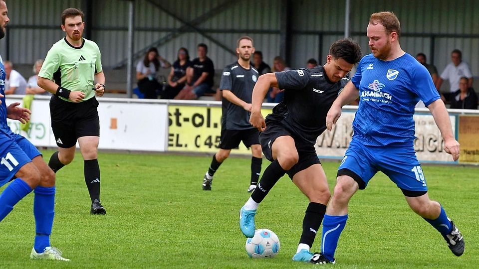 Der SC Fürstenfeldbruck (in Schwarz) im Spiel gegen den VfL Egenburg (blaue Trikots).