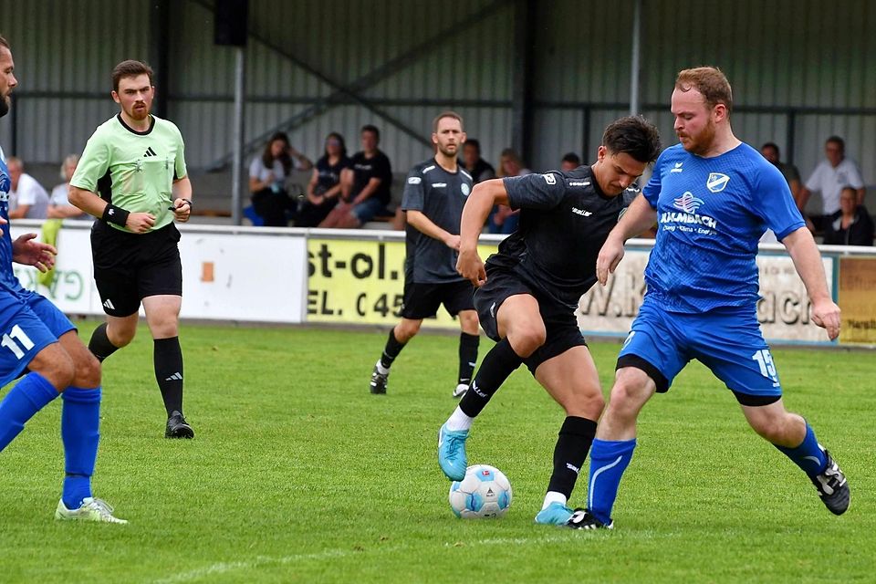 Der SC Fürstenfeldbruck (in Schwarz) im Spiel gegen den VfL Egenburg (blaue Trikots).