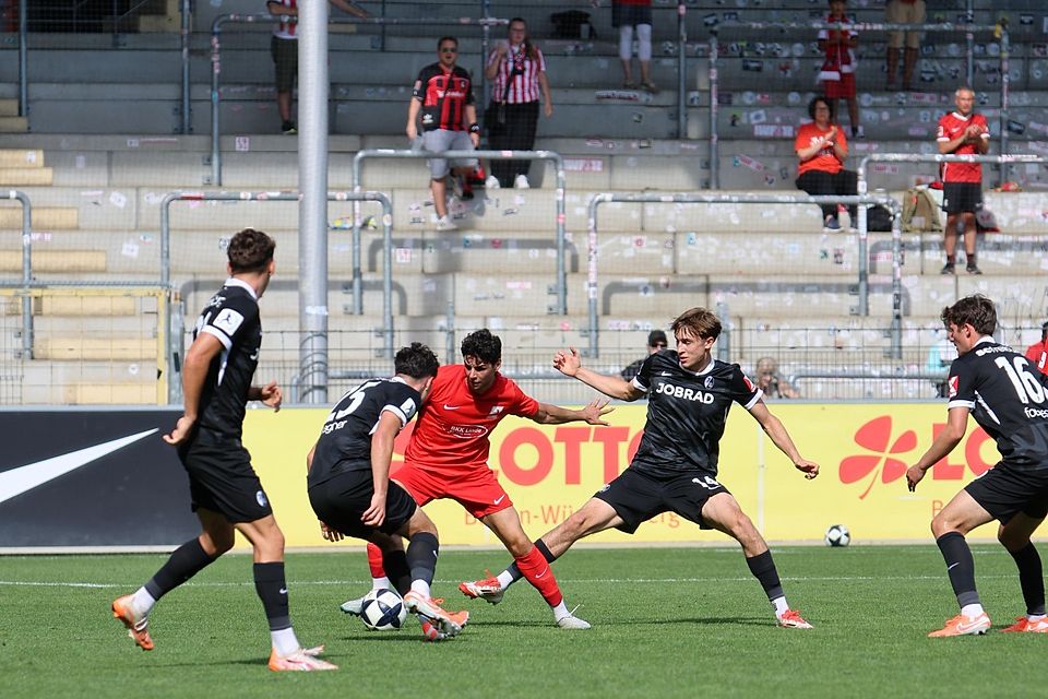 Im ehemaligen Freiburger Bundesligastadion hätte Etienne Portmann (rotes Trikot) mit seiem 3:2 beinahe das Siegtor gemacht.