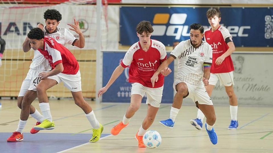 Tempo, Tore, Spannung: das U17-Liliencup-Turnier der Spvgg. Sonnenberg lockt den Nachwuchs der Proficlubs an – und die Sonnenberger Jungs (rote Trikots) erleben stets ein absolutes Highlight in der Halle am Platz der Deutschen Einheit.	Archivfoto: NOA