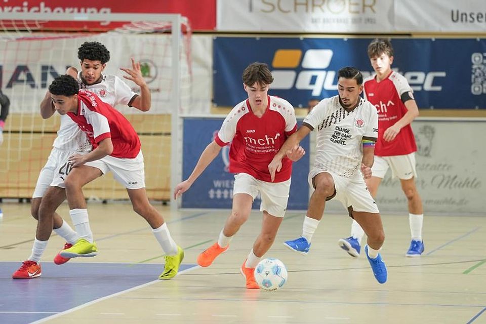 Tempo, Tore, Spannung: das U17-Liliencup-Turnier der Spvgg. Sonnenberg lockt den Nachwuchs der Proficlubs an – und die Sonnenberger Jungs (rote Trikots) erleben stets ein absolutes Highlight in der Halle am Platz der Deutschen Einheit.	Archivfoto: NOA